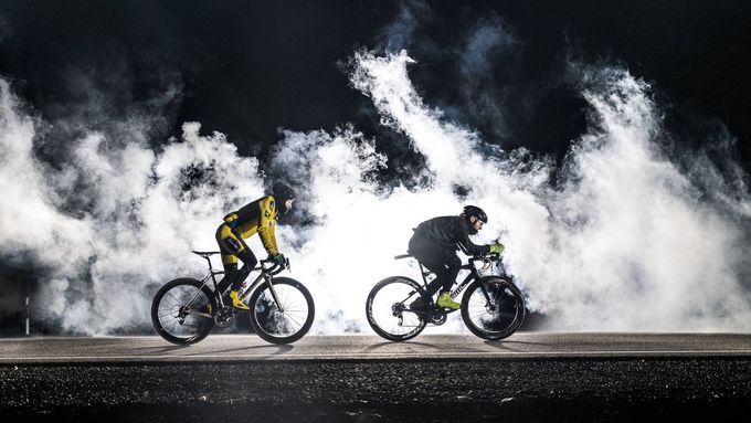 Cyklisté na trati extrémního etapového závodu napříč Ruskem.