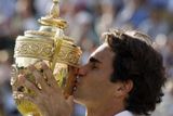 ČERVENEC - Čerstvou ránu z Rolland Garros rychle zahojil také Roger Federer. Ten dokázal Wimbledon vyhrát už popáté za sebou. 