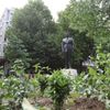 Léto podivuhodných soch: U Hamburku se koupe obří kráska