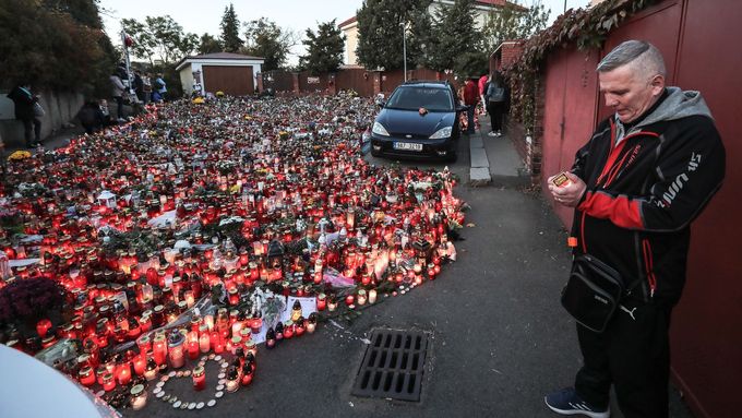 Obrazem: Ještě týden budou lidé nosit ke Gottově vile svíčky. Už teď jich jsou tisíce