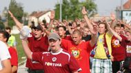 Ale pěkně popořadě. Na Julisku se vydala početná sparťanská výprava. V sobotu odpoledne tento stadion zaplnilo skoro pět tisíc diváků.