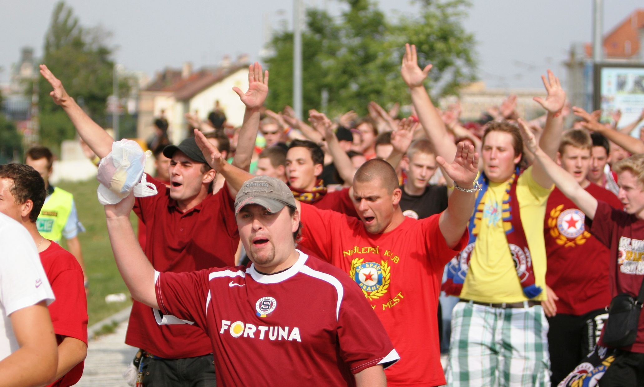 Dukla - Sparta: pochod fanoušků