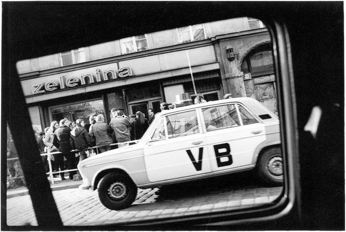 Skupina disidentů před budovou soudu v roce 1979