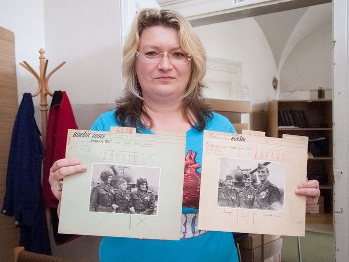 Mezi zajímavosti, které je možné naleznout ve Vojenském historickém ústavu jsou karty s fotografiemi osob, které cenzoři komunistického režimu označili jako závadné. Na černou listinu se tak například dostal vyznamenaný válečný hrdina z bitvy o Kyjev Josef Buršík (spolu sním vyznamenání dostali i jeho spolubojovníci Richard Tesařík a Antonín Sochor) , který později z Československa emigroval na Západ. Značky cenzora rámující fotografii ukazovaly, jak se měla fotografie oříznout, aby na ní nebyl vidět komunistickým režimem nenáviděný Buršík.