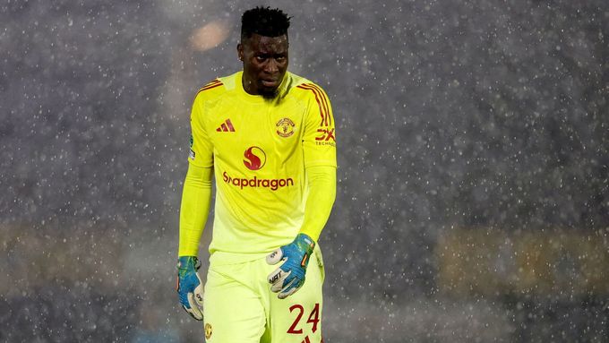 Brankář Manchesteru United André Onana při pohárovém utkání s Grimsby