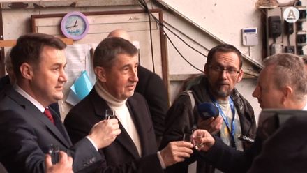 Vláda dorazila autobusem do Ralska. Babiše uvítali hruškovicí a chlebem se solí