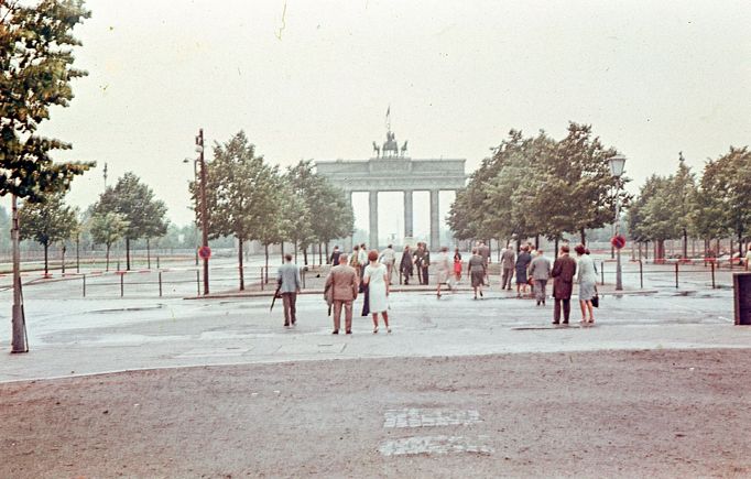 Lidé procházejí k Braniborské bráně v Berlíně, pohled z Unter den Linden, rok 1962.