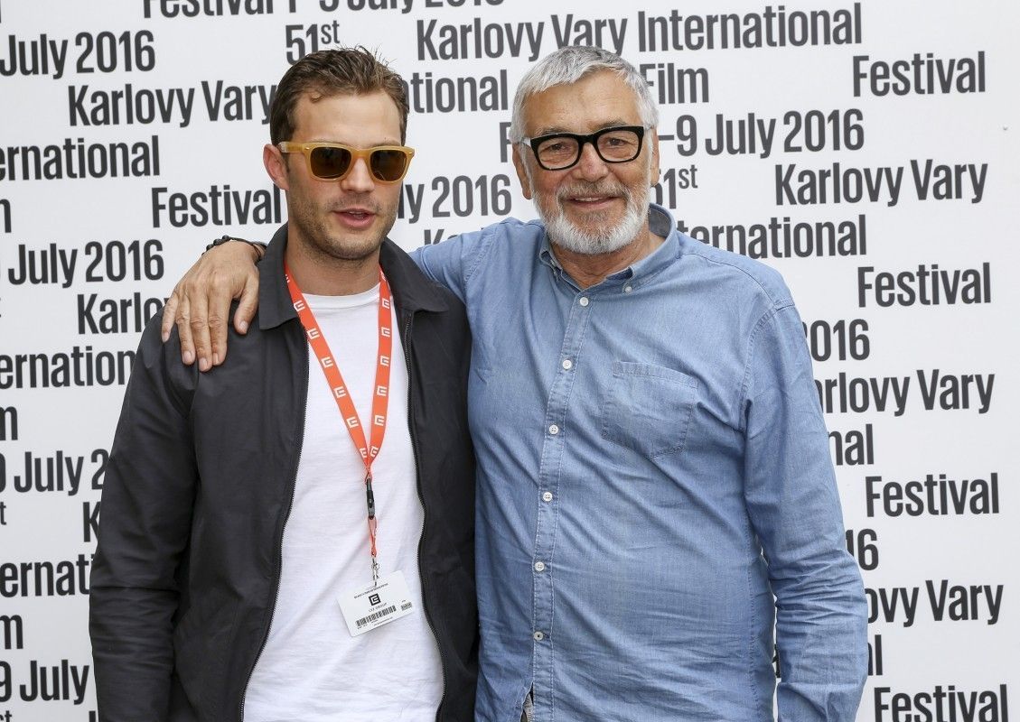 Herec Jamie Dornan s prezidentem festivalu Jiřím Bartoškou