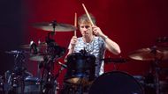 Dominic Howard za bicími byl strojově přesný.