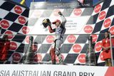 Jorge Lorenzo oslavil na okruhu Phillip Island svůj druhý titul mistra světa MotoGP. Vyhrál v předposledním klání sezony, když jeho největší rival, Dani Pedrosa, spadl.