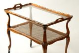 SERVÍROVACÍ stolek, Čechy, 20. léta 20. st., à la Chippendale, dřevěná konstrukce, deska z ratanu, Aukční dům VALENTINUM