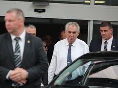 Prezident Miloš Zeman odchází z brněnské fakultní nemocnice, kde navštívil zraněného Vladimíra Kruliše.