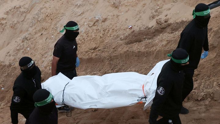 Chyba, nebo záměr? Forenzní genetik vysvětluje, proč Hamás vrátil špatná těla