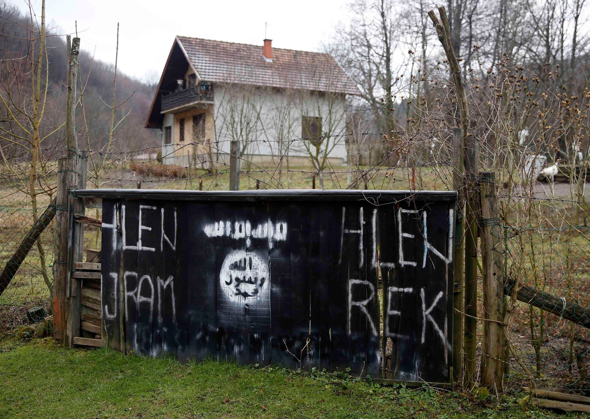 Znak Islámského státu v bosenské vesnici Gornja Maoča.