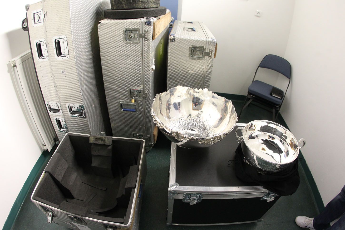 O2 Aréna před tenisovou exhibicí s trofejemi z Davis Cupu a Fed Cupu.