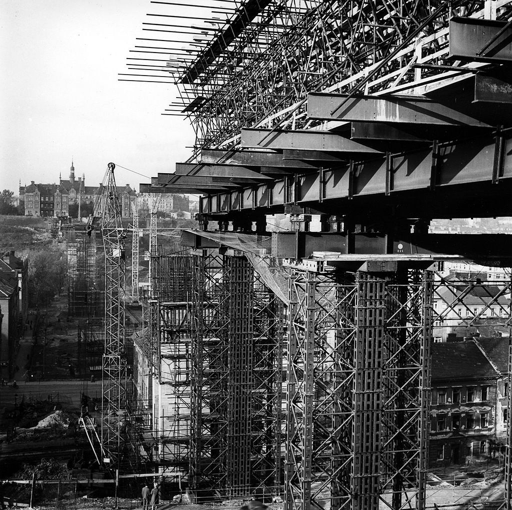 Obrazem: Unikátní fotografie z historie stavby Nuselského mostu / rok 1966