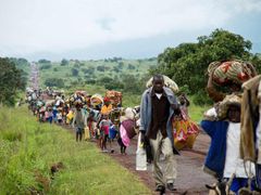 Útěk obyvatel po bojích v oblasti Kibumba. Hlavní silnice do Gomy. 27. října.