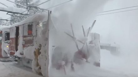 Švýcaři nasadili sněžný vlak. Horské středisko odřízly masy sněhu a lavina