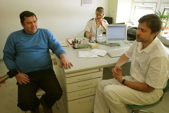 Na konziliární ambulanci stanoví lékař Ivo Kocák další postup léčby.