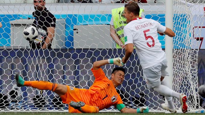Polák Bednarek střílí gól v zápase proti Japonsku.