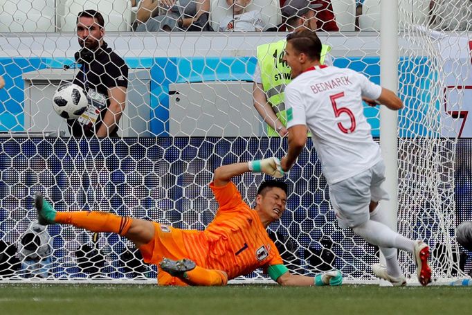 Jan Bednarek dává gól v zápase s Japonskem.