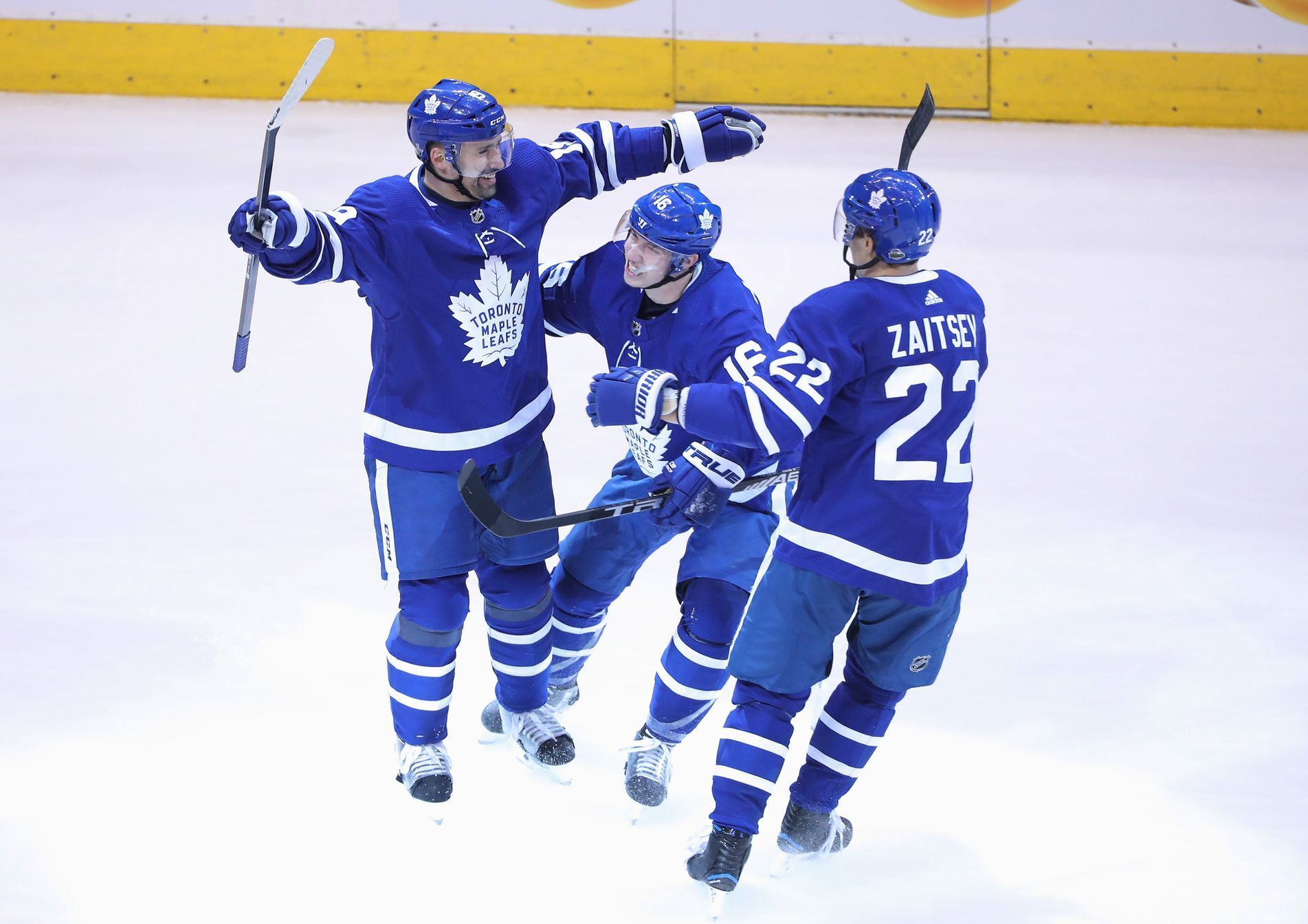 hokej, NHL 2017/2018, Toronto - Boston, Tomáš Plekanec (vlevo) slaví gól