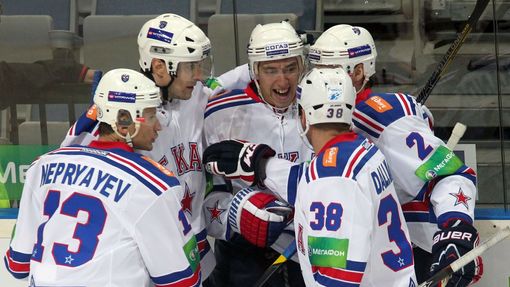 Hokejisté SKA Petrohrad slaví gól v utkání KHL proti Lvu Praha.