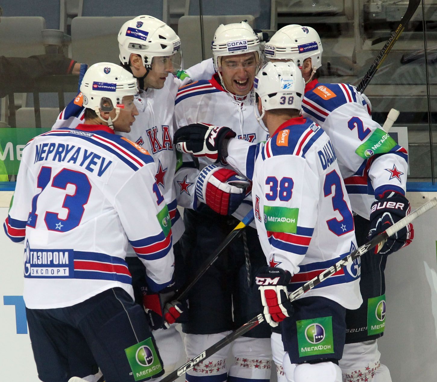 Hokejisté SKA Petrohrad slaví gól v utkání KHL proti Lvu Praha.