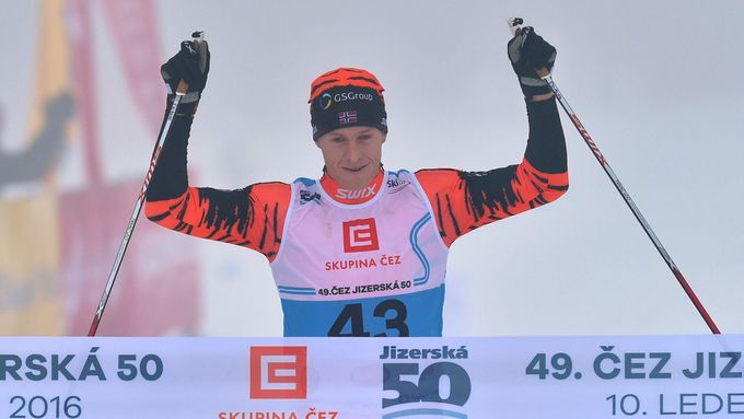 Norský běžec na lyžích Petter Eliassen slaví vítězství v Jizerské padesátce.