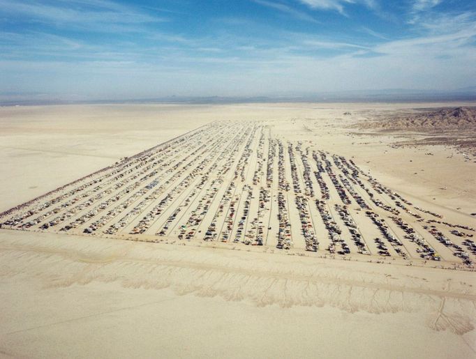 14. duben 1981. Obrovské davy lidí čekají v oblasti Rogers Dry Lake u letecké základny Edwards na vůbec první přistání raketoplánu Columbia (STS-1).