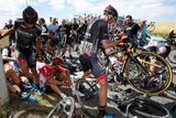 Už třetí etapa letošního ročníku Tour de France přinesla první děsivý a krvavý pád několika závodníků...