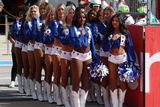 Netušíme, jestli v jeho tenatech náhodou neuvízla některá z cheerleaders Dallasu Cowboys, nejslavnější roztleskávačky NFL však nesměly na slavnostním zahájení chybět.