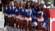 Netušíme, jestli v jeho tenatech náhodou neuvízla některá z cheerleaders Dallasu Cowboys, nejslavnější roztleskávačky NFL však nesměly na slavnostním zahájení chybět.