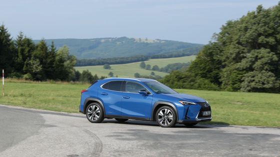 SUV mnoha protikladů. Japonský kříženec chce naučit lidi konečně poznat značku Lexus