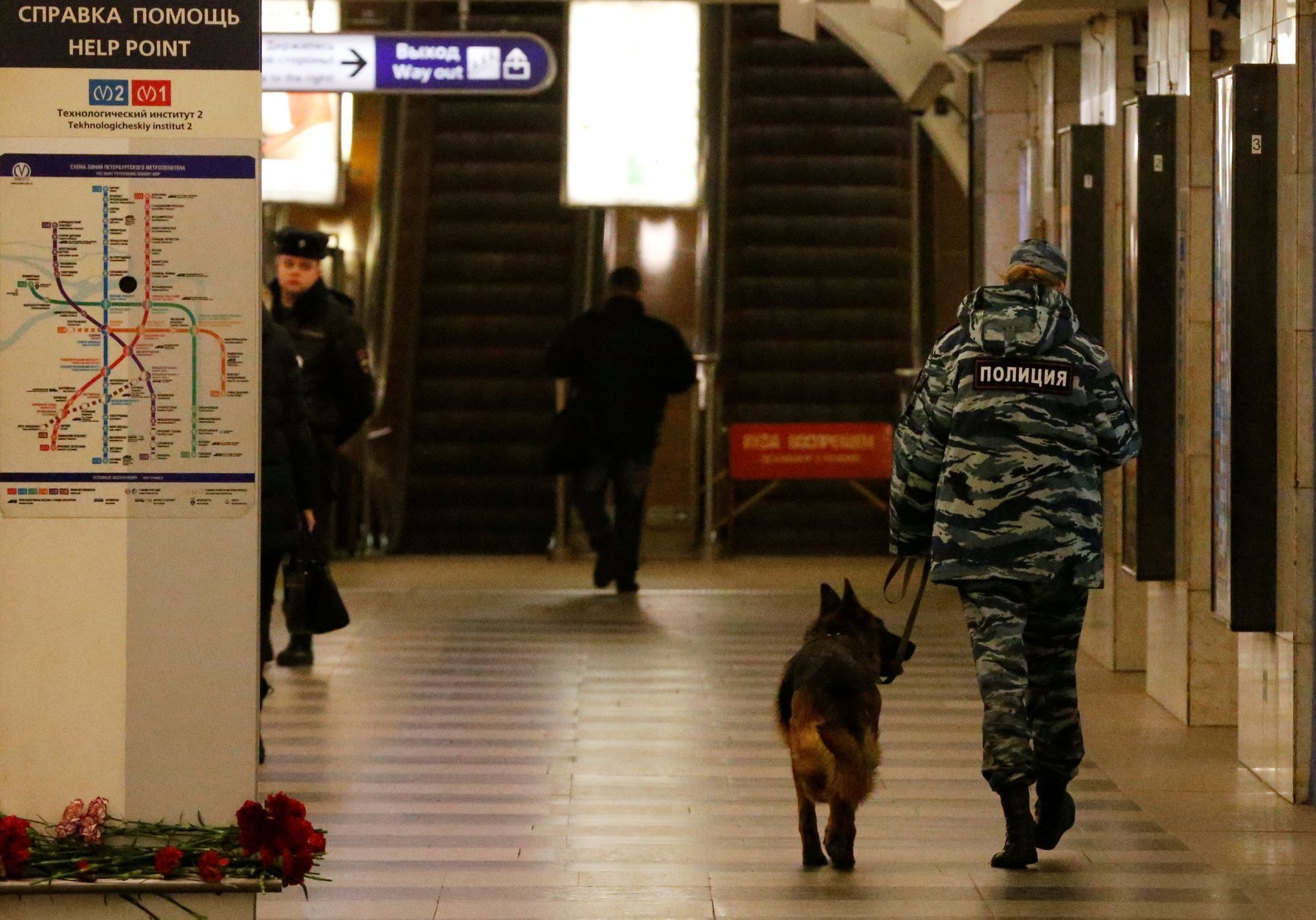Ruský policista hlídá na stanici metra v Petrohradě.
