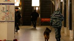 Ruský policista hlídá na stanici metra v Petrohradě.