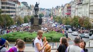 Jako každoročně prošel i letos Prahou karnevalový průvod gayů, leseb, bisexuálů a translidí (LGBT) Prague Pride Parade. Lidé se na Václavském náměstí začali scházet už v sobotu dopoledne.