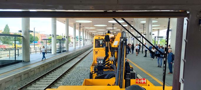 První speciální vlaky Správy železnic přijíždí po nové trati Bubny-Výstaviště, 1. srpna 2025.