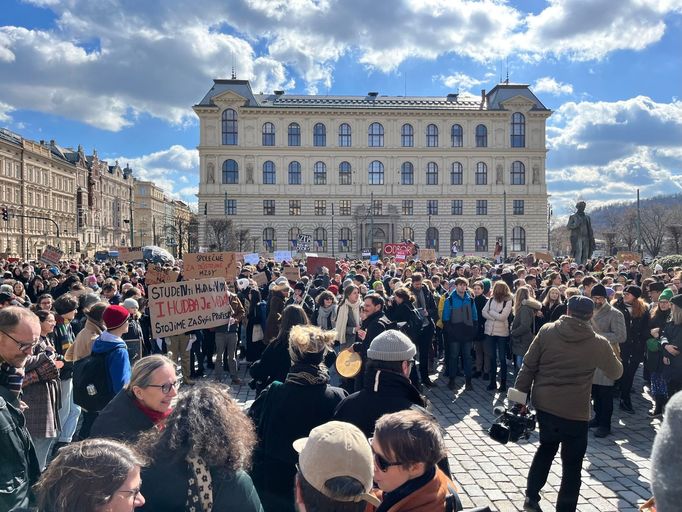 Vysokoškolští pedagogové protestovali proti nízkým mzdám.