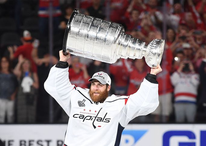 Braden Holtby z Washingtonu slaví Stanley Cup