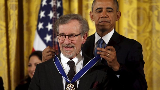 Barack Obama předává Medaili svobody režiséru Stevenu Spielbergovi.