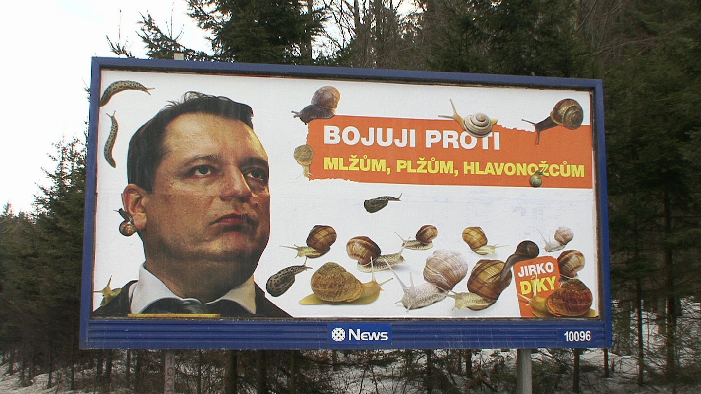 Antiparoubkovský billboard: Paroubek bojuje proti plžům