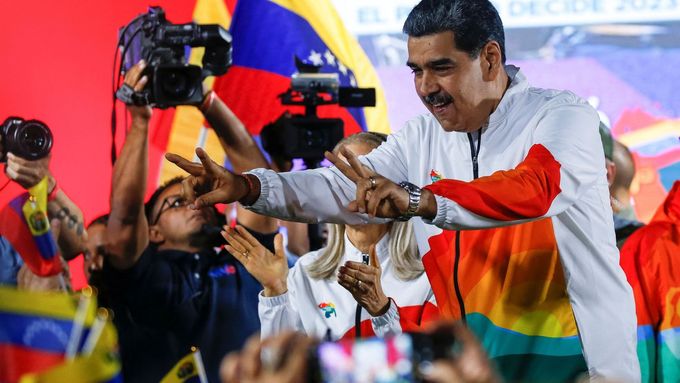 Venezuelský prezident Nicolas Maduro zdraví své příznivce během volebního referenda o právech Venezuely.