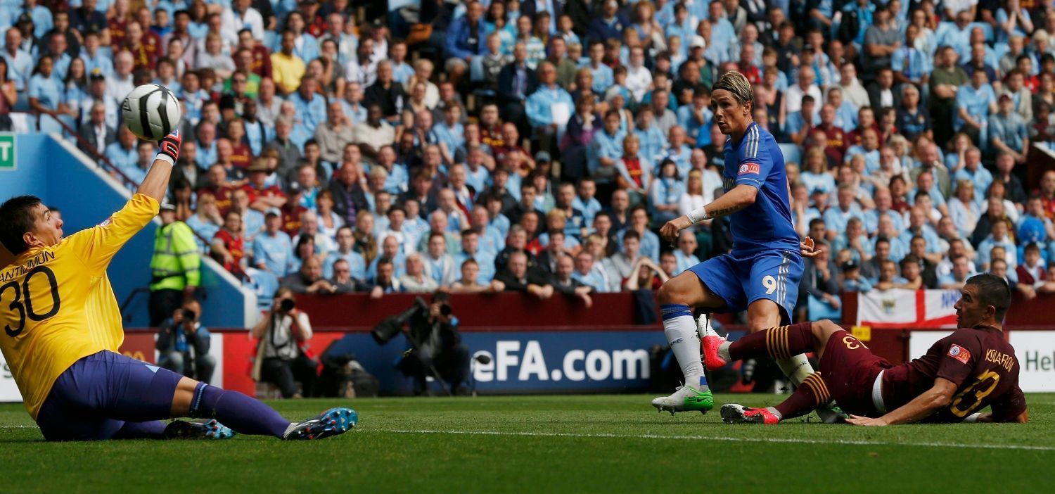 Fotbalista Fernando Torres (2. zprava) střílí první gól utkání anglického superpoháru Community Shield 2012 mezi Manchesterem City a Chelsea.