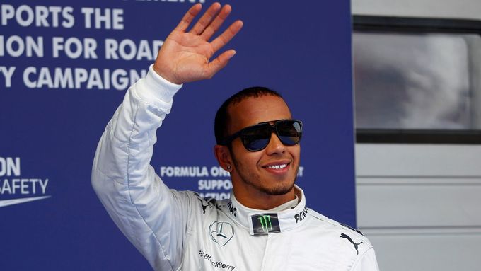 Lewis Hamilton vyhrál v Číně první kvalifikaci od loňské Velké ceny Brazílie.
