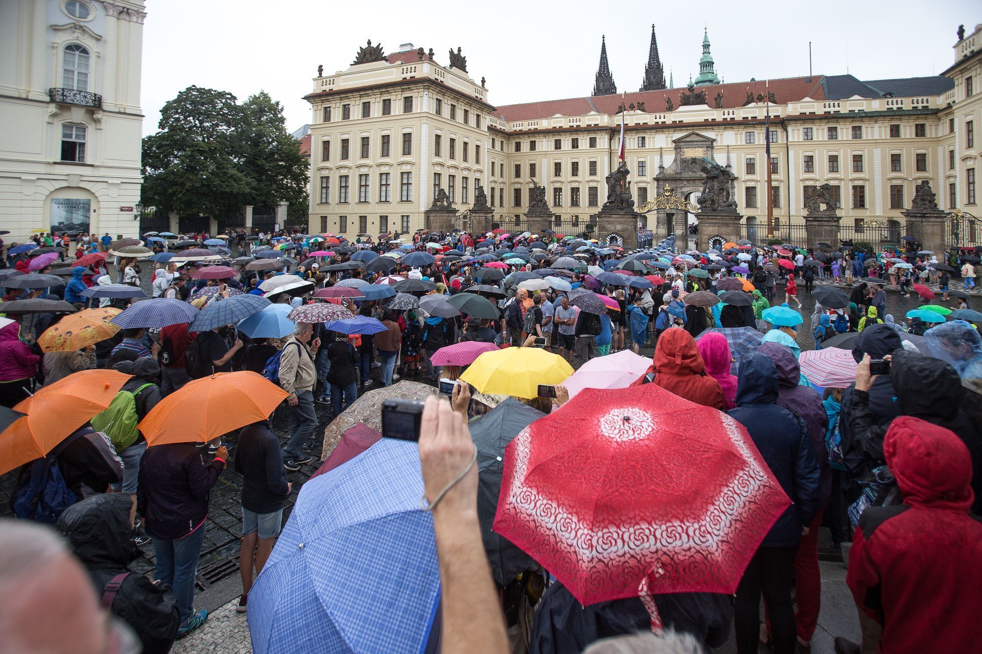 Fronty na Pražském hradě kvůli novým bezpečnostním opatřením