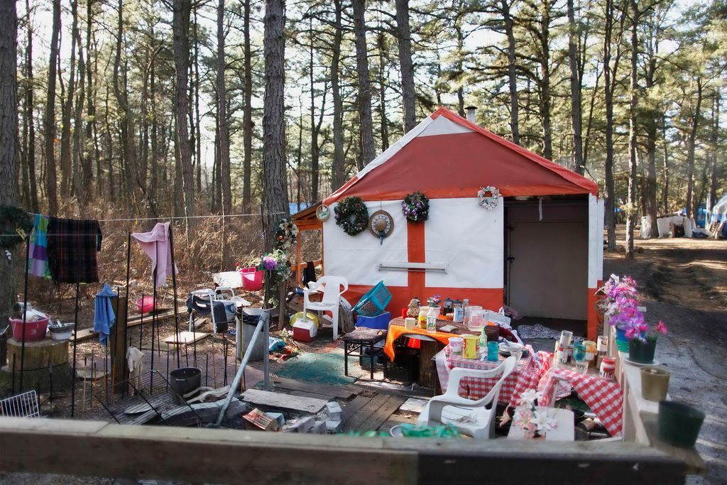 Komunitní stanové městečko bezdomovců u New Jersey