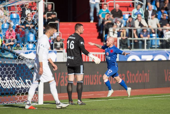 Miroslav Stoch a překonaný Jan Laštůvka v zápase 10. kola Baník - Slavia.