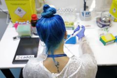 Vyvíjet vakcínu proti koronaviru v Česku? Naivní. Máme řadu pochybností, píší vědci