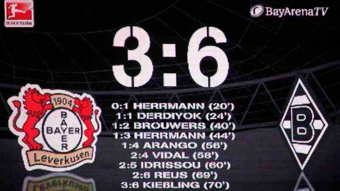 Překvapivé skóre svítící na tabuli v Bay aréně po zápase druhého kola Bundesligy meti Bayerem a Borussií.